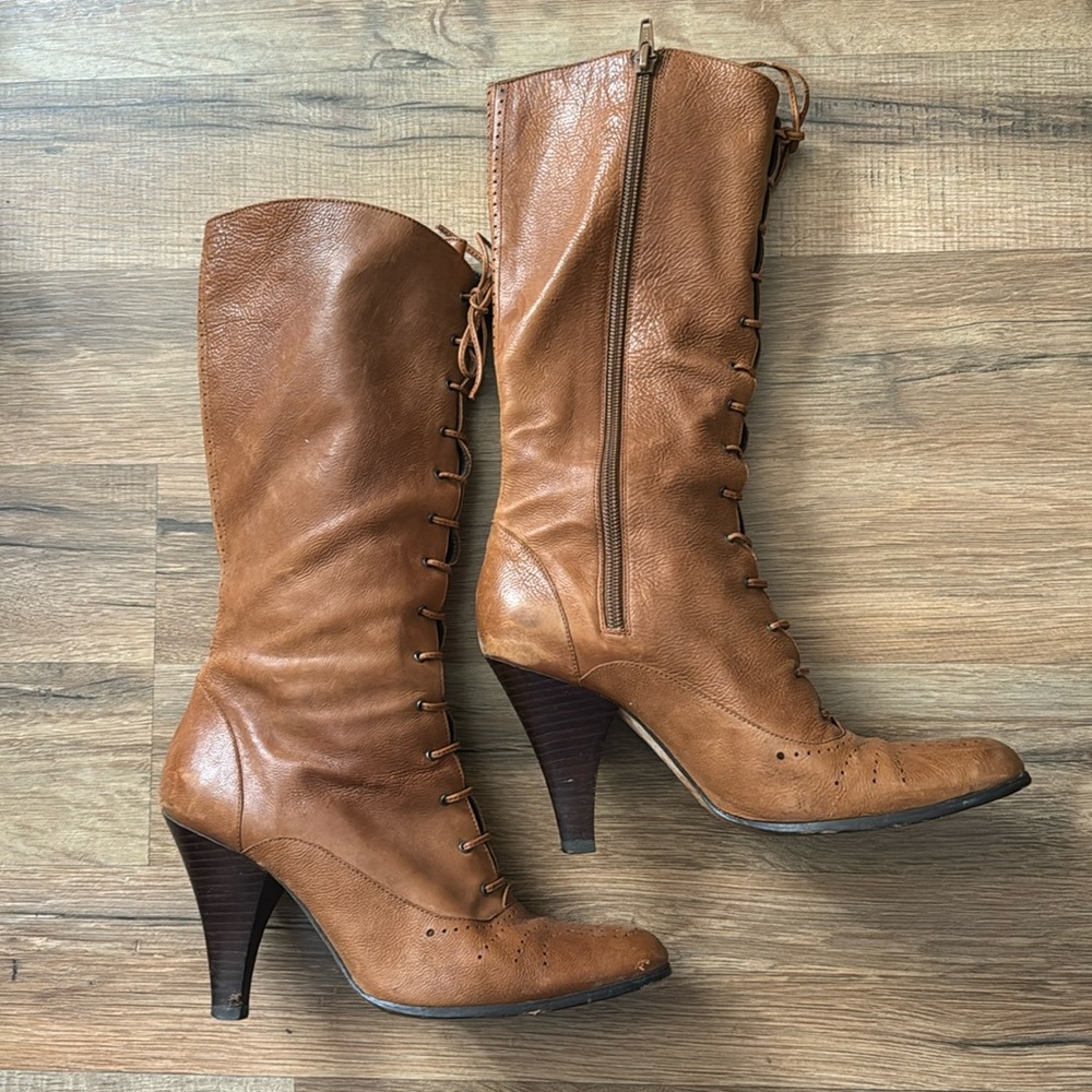 Daniblack lace up brown leather boots with heel. Size 7.5